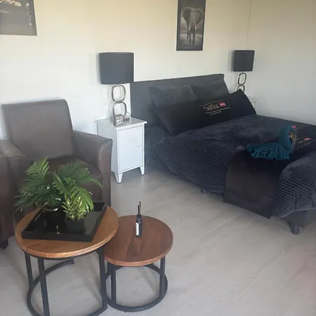 De Weelen Met Jacuzzi Huwelijks Topkeuze! Frühstückspension Lutjebroek
