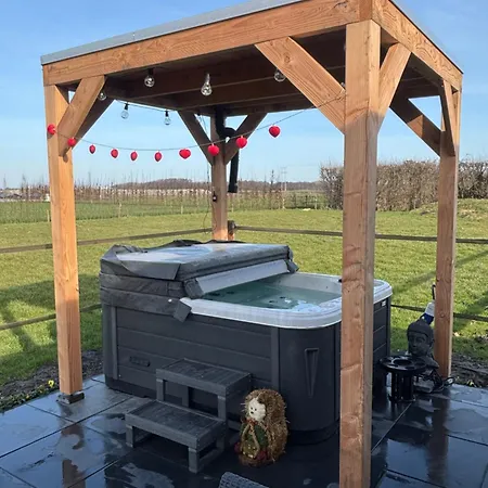 De Weelen Met Jacuzzi Huwelijks Topkeuze! Frühstückspension Lutjebroek